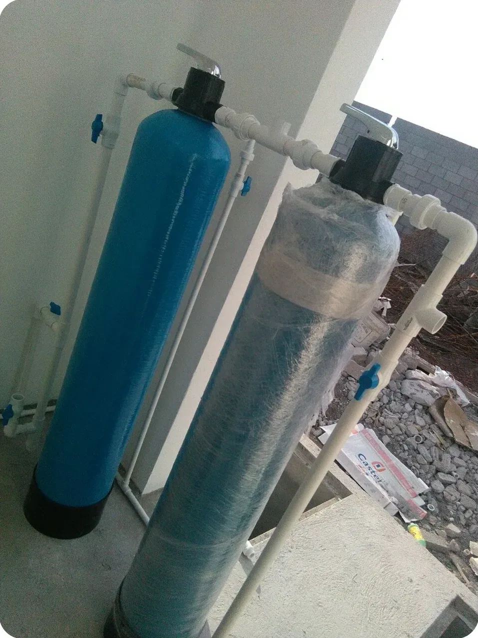 Tanque de filtración y suavización de agua instalado